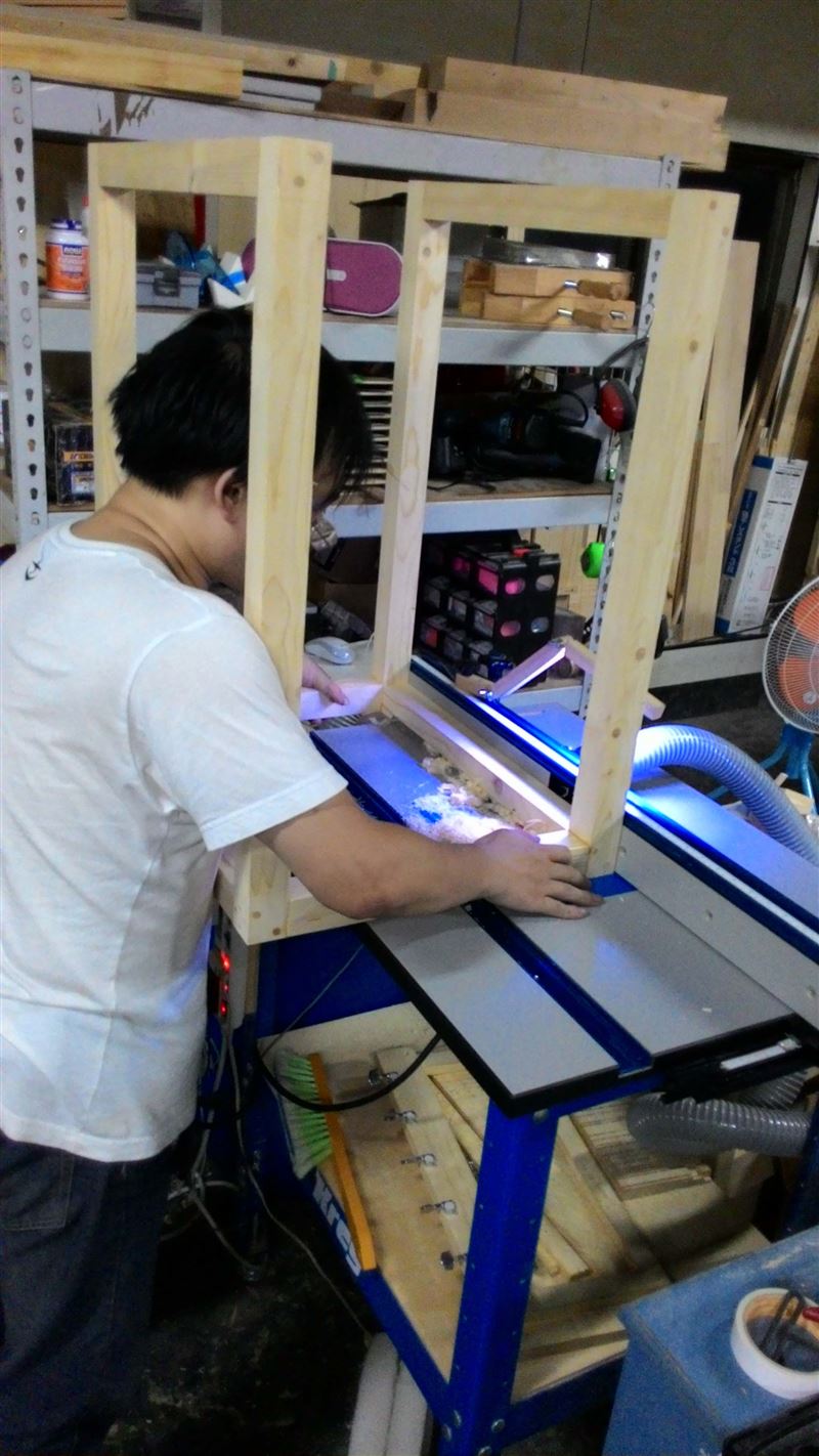 開心用著新買的Kreg路達桌