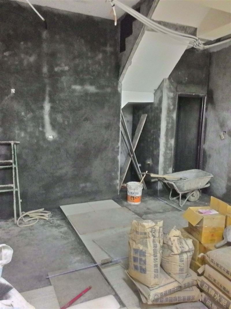 現場還在進行土木工程