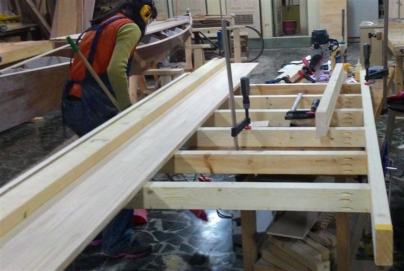 床板支架是整根2x4，用斜口螺絲固定