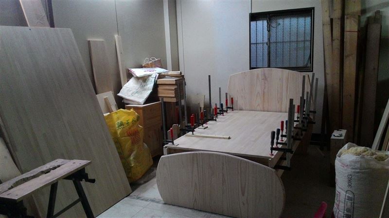 把床板黏上去，夜深了，收工回家