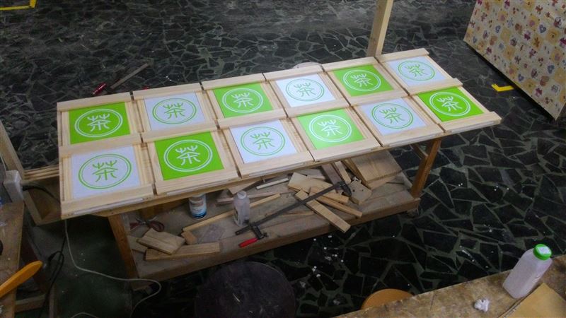 替業主跟廣告公司訂製的背景貼紙